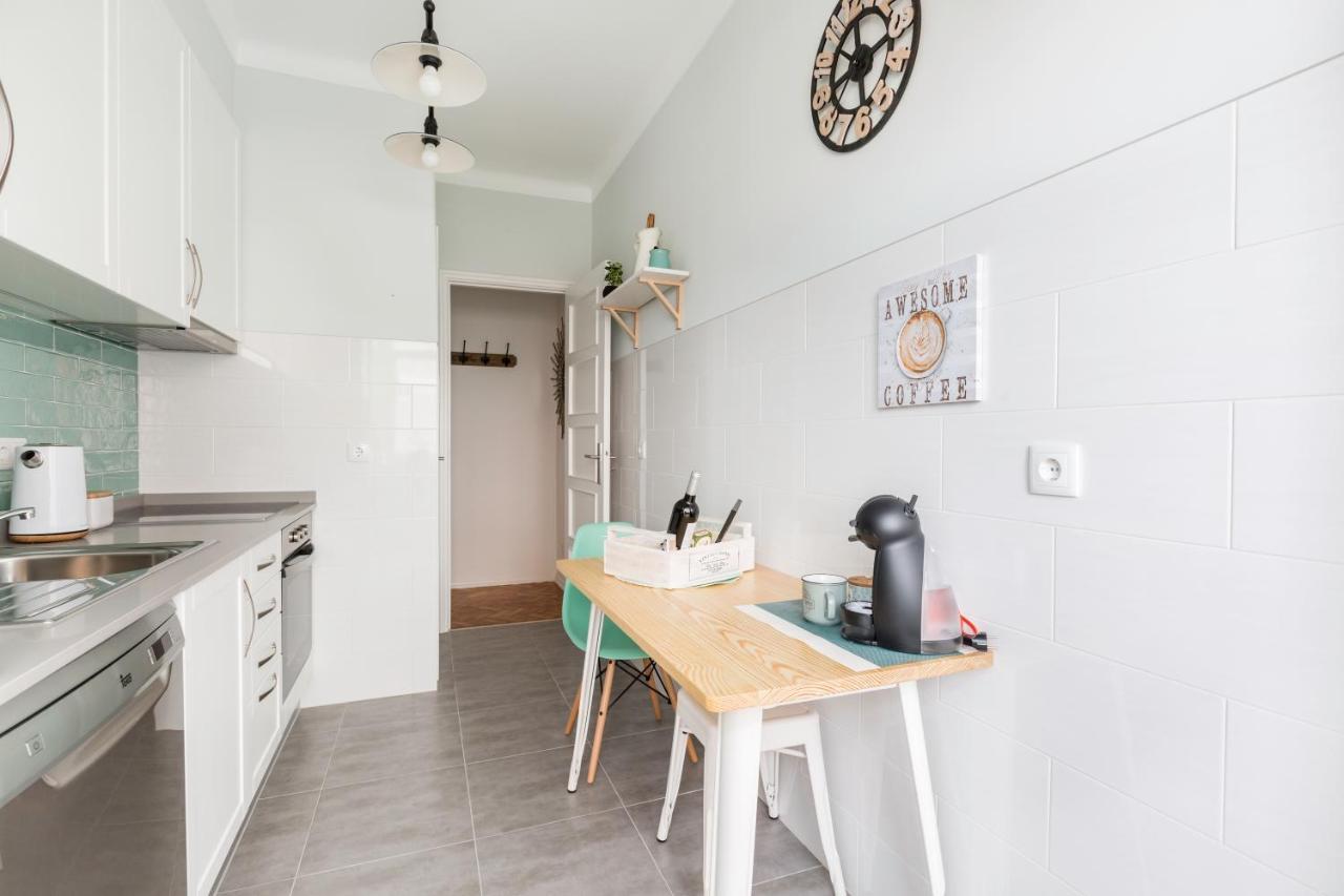 Stroll To Coffee Shops Near A Renovated Hillside Apartment In Graca Lisboa Exteriör bild