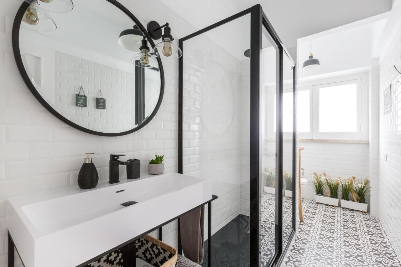 Stroll To Coffee Shops Near A Renovated Hillside Apartment In Graca Lisboa Exteriör bild