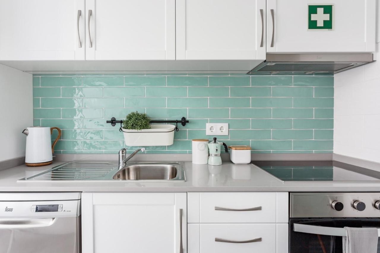 Stroll To Coffee Shops Near A Renovated Hillside Apartment In Graca Lisboa Exteriör bild